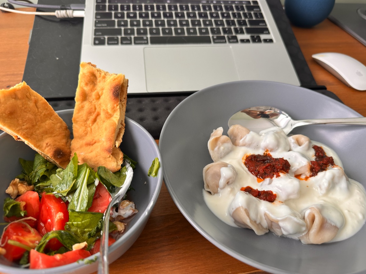Aşçılık kursunda hazırlanacak ev yapımı mantı, sarımsaklı yoğurt, acı biber sosu ve közlenmiş pide ile taze salata